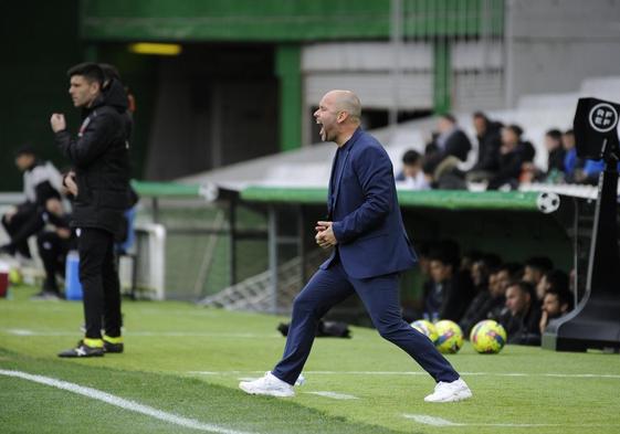 José Alberto vive con intensidad el partido en su banquillo.