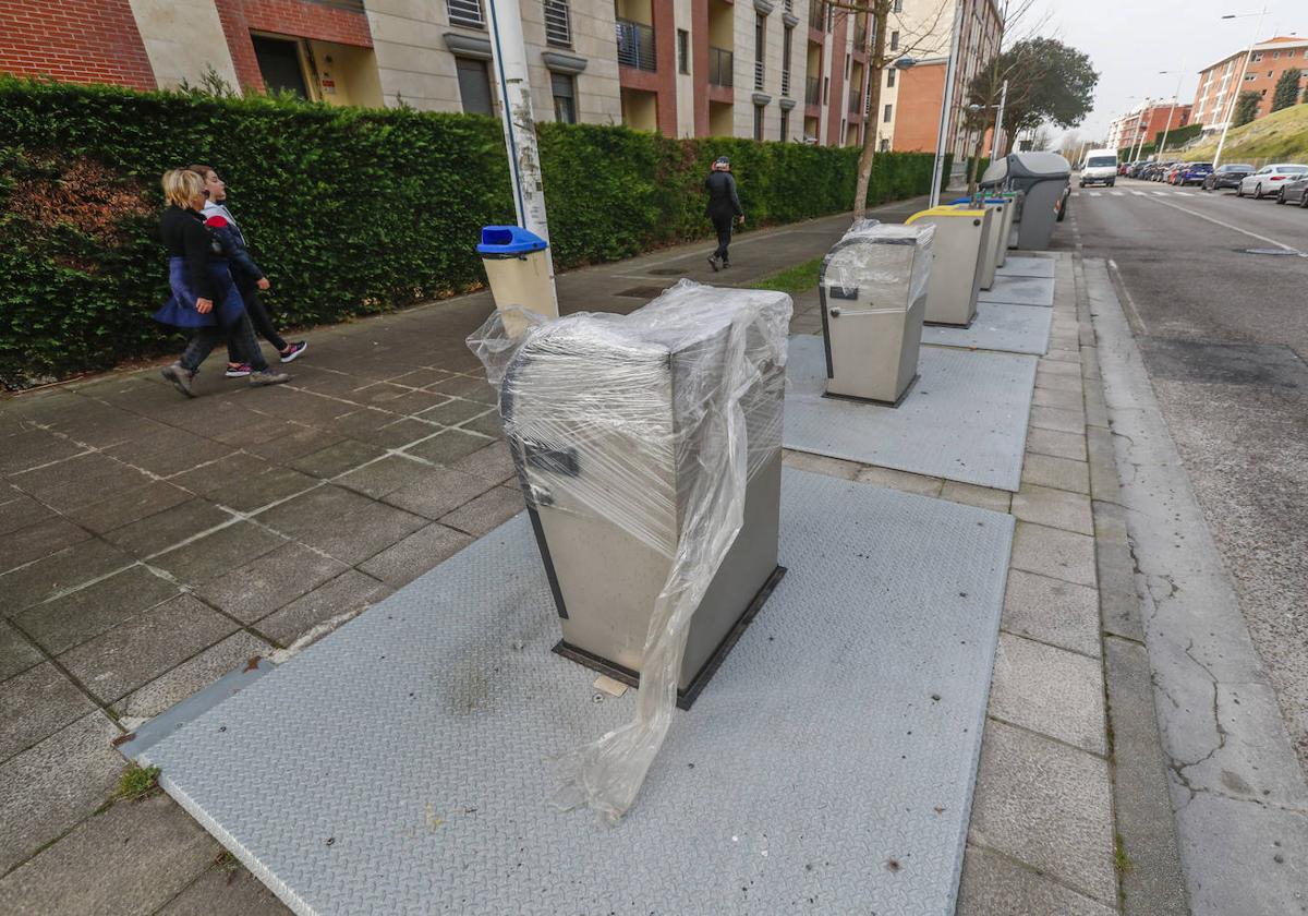 Contenedores soterrados en la calle Ernest Lluch. Los destinados a los residuos llevan más de un año precintados.