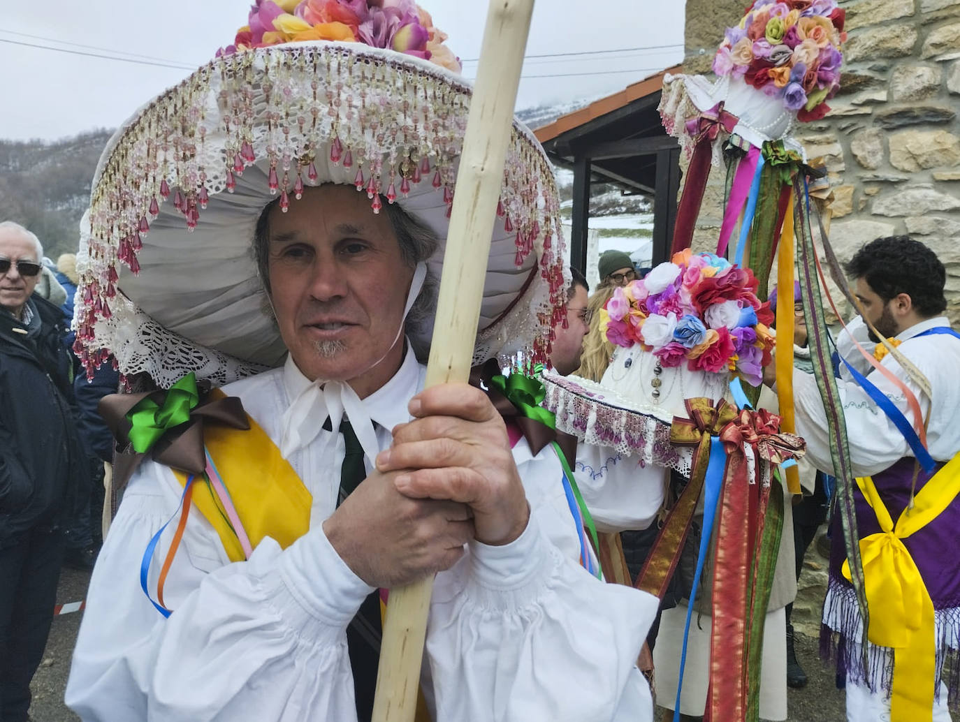 Los sombreros adornados con flores de colores y cintas y el palo son típicos de este carnaval. 