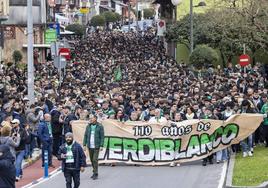 Los aficionados se dirigen desde la calle Tetuán hacia los Campos de Sport. Comenzaba así el corteo de los verdiblancos