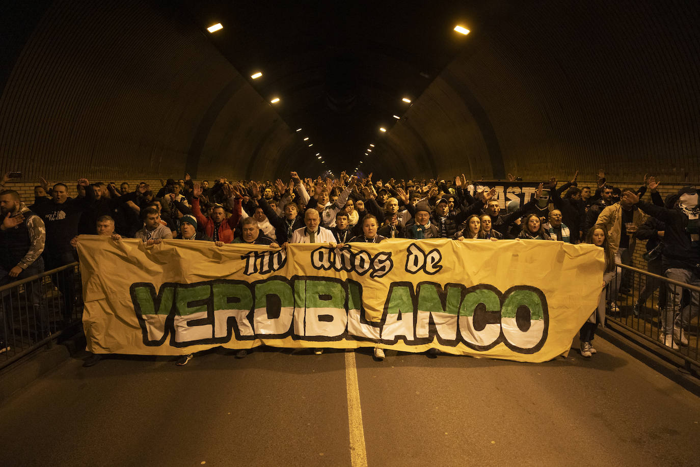 La comitiva verdiblanca atronó el túnel de Tetuán con sus cánticos. Es uno de los rituales más impresionantes del racinguismo.