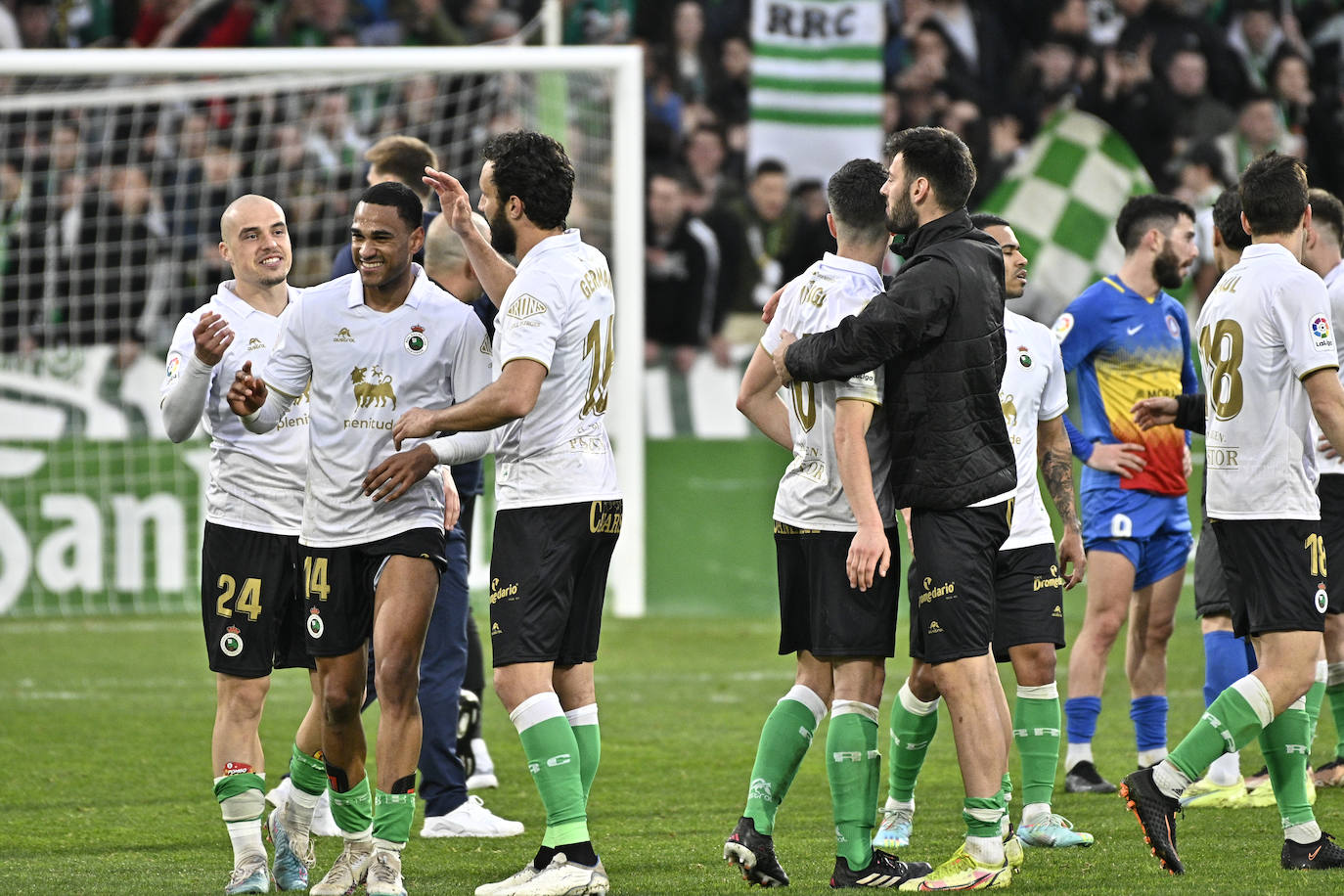 En la izquierda de la imagen, Germán y Pombo se disponen a felicitar a Mboula, el autor de los dos tantos verdiblancos, tras el partido.