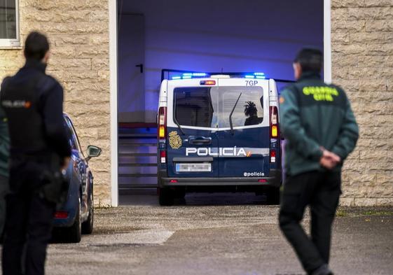 Comparecencias. El furgón de la Policía Nacional accediendo el pasado viernes en el Juzgado de Guardia de Santander.