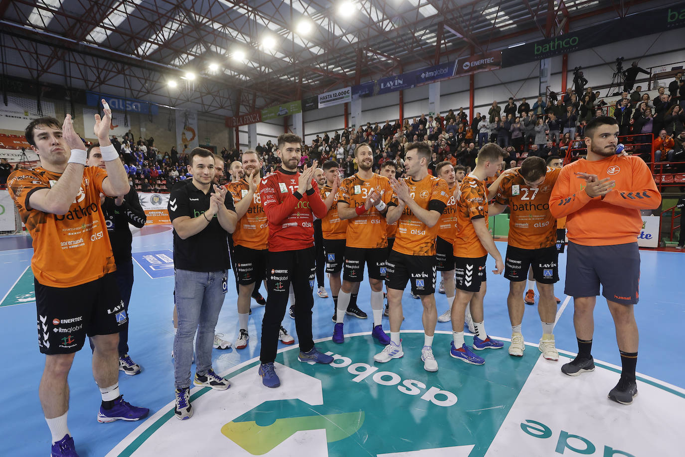 La plantilla naranja agradece al público del Vicente Trueba su apoyo para ganar el encuentro ante el Cangas.