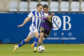 Saúl conducen el balón en presencia de Iker Pérez