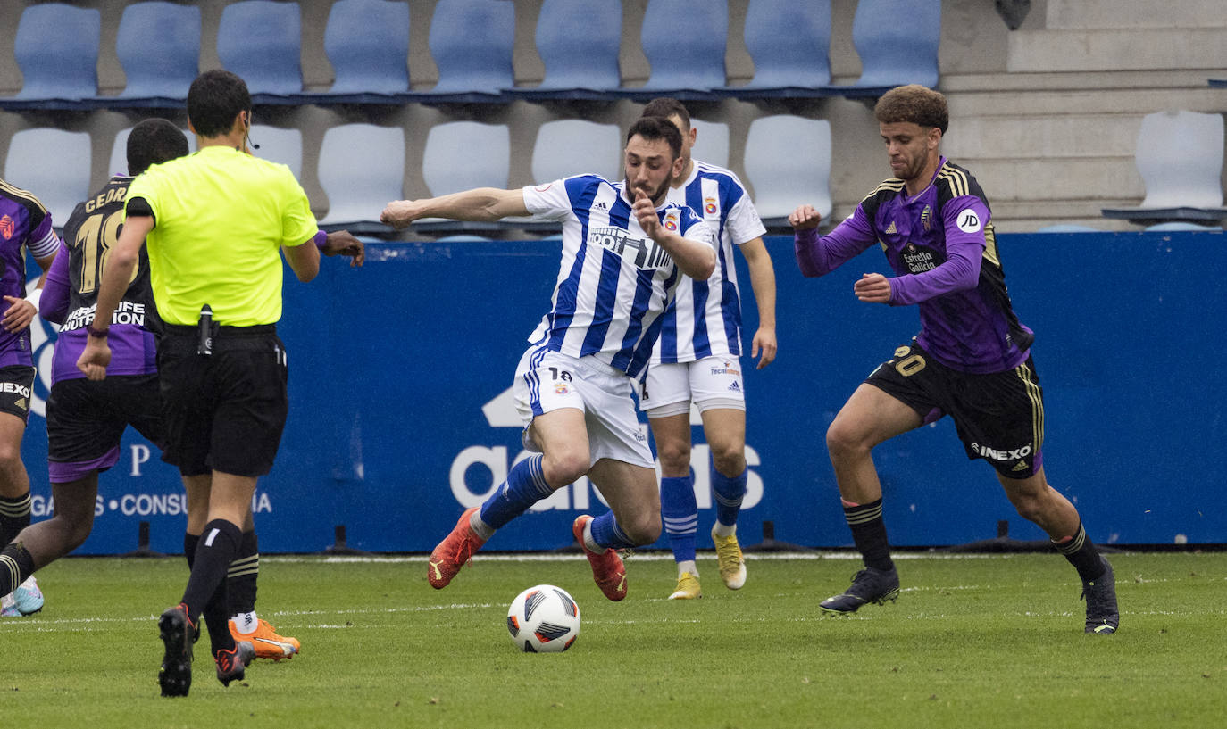 Javi Cobo llega antes al balón que Quintana. 