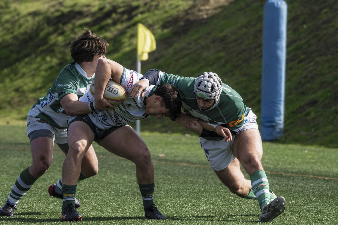 García-Moris (izquierda) y Mañero intentan placar a un rival.