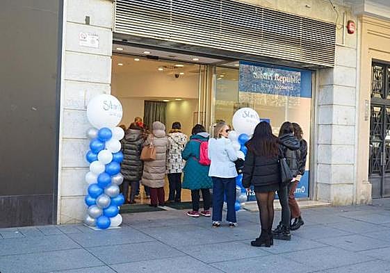 Largas colas de gente en la tienda de Pamplona en busca del famoso Serum Origin.