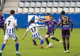 Un jugador gimnástico trata de interceptar un pase del equipo rival.