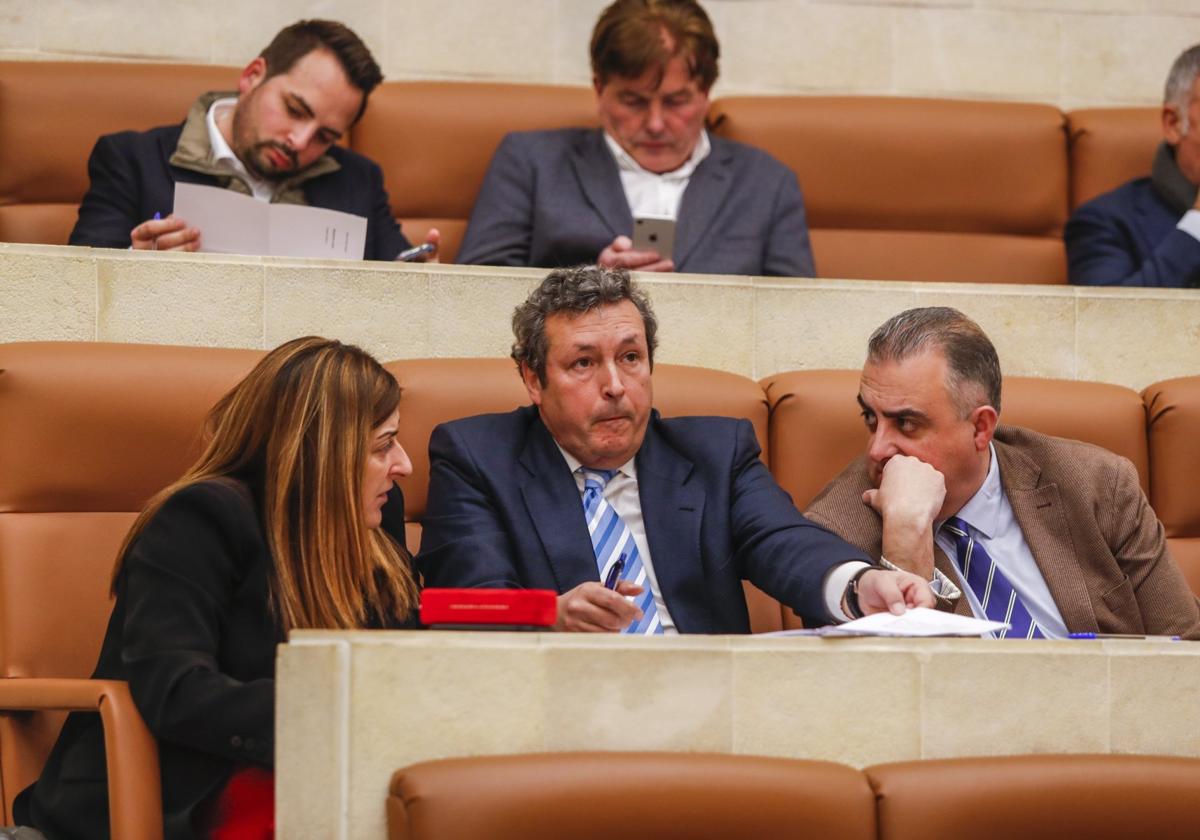 María José Sáenz de Buruaga, Íñigo Fernández y Roberto Media, ayer, presidiendo la bancada popular en el Parlamento.