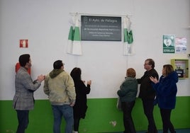 Momento en el que la alcaldesa de Piélagos, Verónica Samperio, y el concejal de Deportes, Luis Sañudo, descubren la placa en un acto que contó con familiares y amigos de las jóvenes.