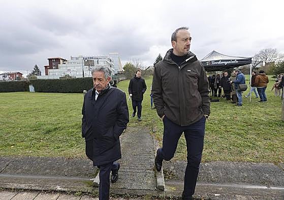 Revilla y López Estrada esta mañana, durante la presentación del proyecto del Conservatorio de Música de Torrelavega.
