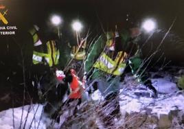 Los rescatadores portean el cuerpo a través de la nieve.