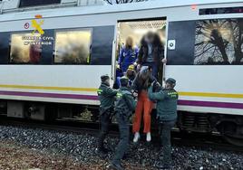 Momento de la evacuación de los pasajeros del tren.