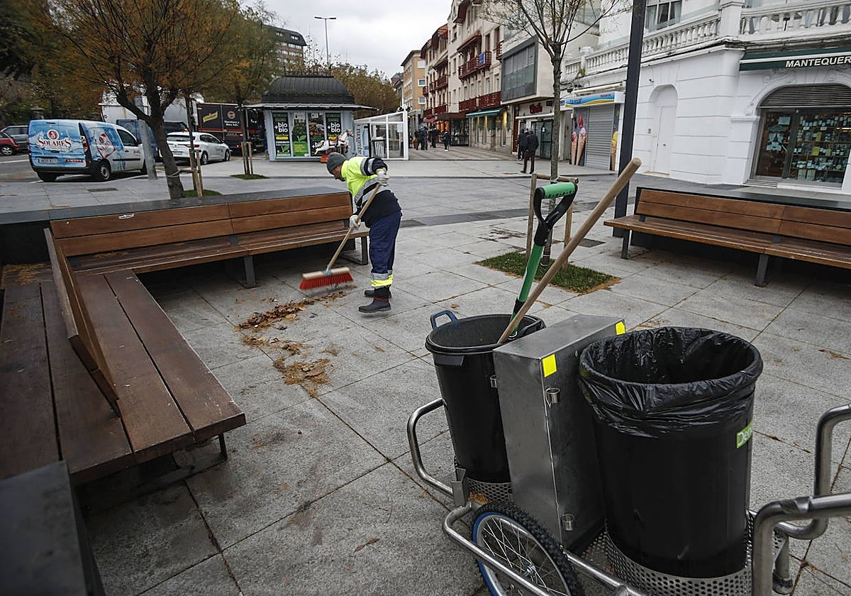 Un operario del servicio de limpieza de Santander barre la Plaza de Italia.