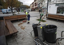 Un operario del servicio de limpieza de Santander barre la Plaza de Italia.