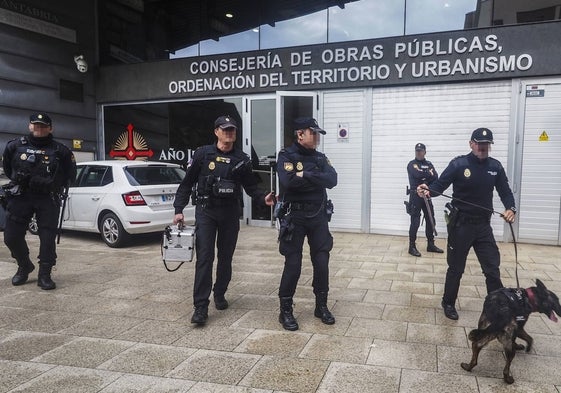 Agentes de la Policía Nacional durante el registro realizado el pasado miércoles en la sede de la Consejería de Obras Públicas.