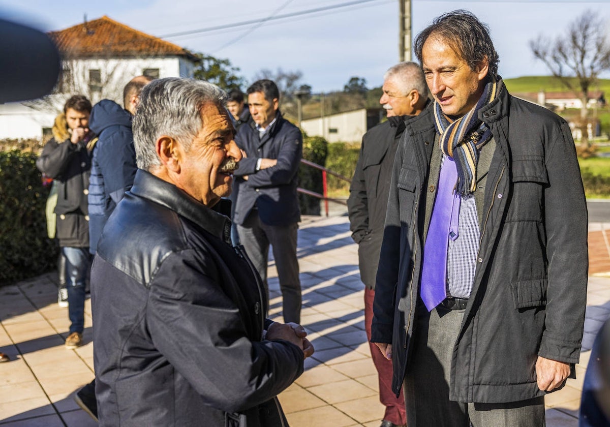 El presidente de Cantabria y el consejero Gochicoa, el viernes en Orejo.