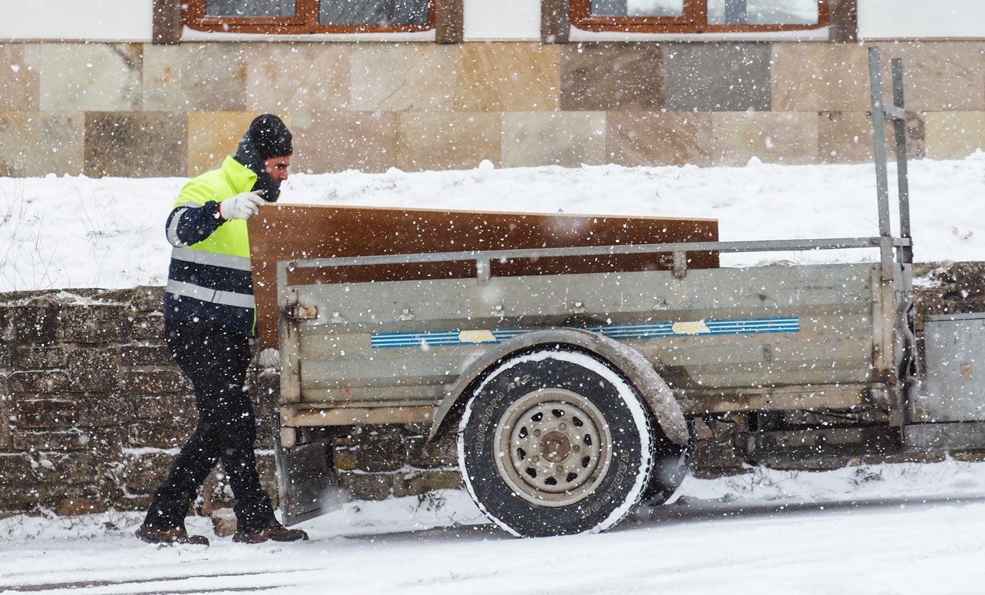 Aunque los complica, la nieve no impide a los ciudadanos de Reinosa continuar con sus quehaceres diarios.