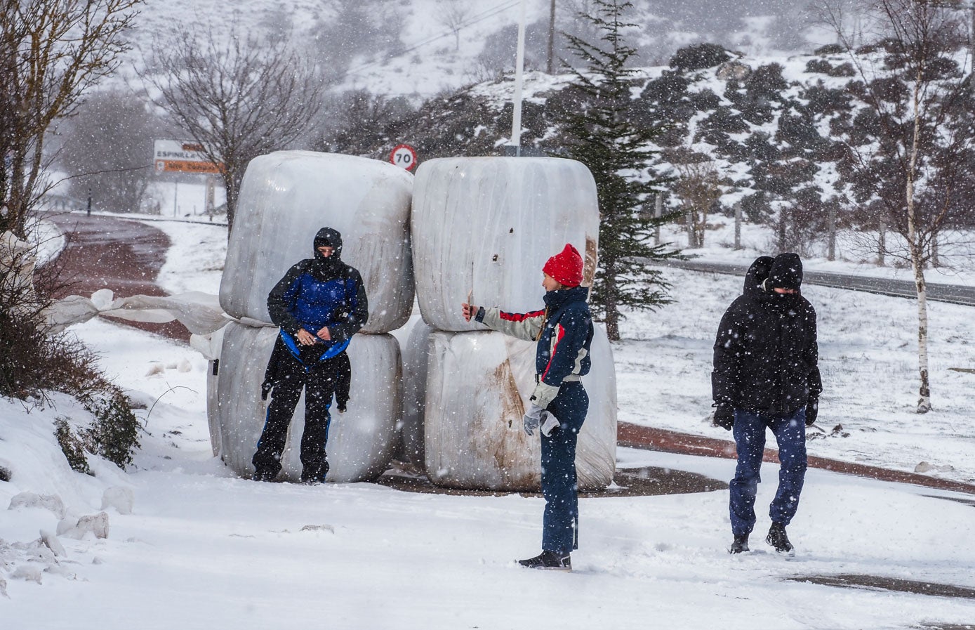 Un grupo de personas disfruta del paisaje y de la nieve haciéndose fotos en Fontibre.