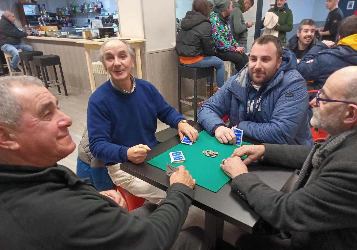 En la sede del Bar Estadio de Torrelavega, Nava y Ringo contra Guti y Tomás.