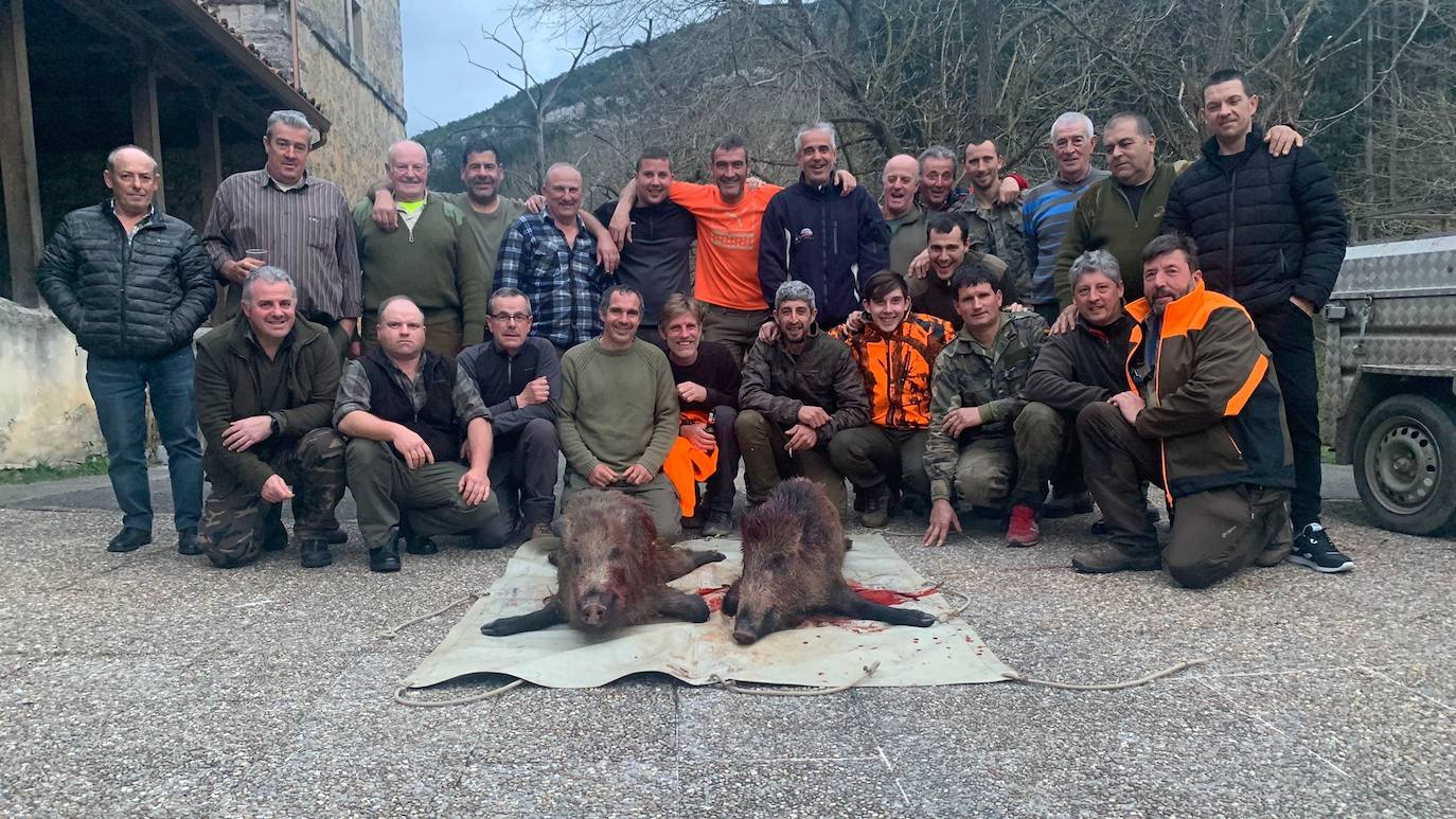 Cazadores del coto de la Junta de Voto, con un par de jabalíes.