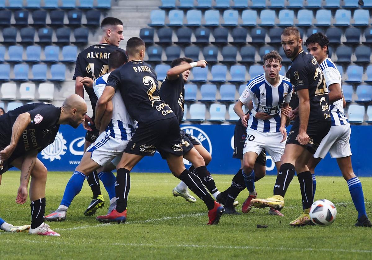 Jugadores del Laredo y la Gimnástica, en el derbi en El Malecón.