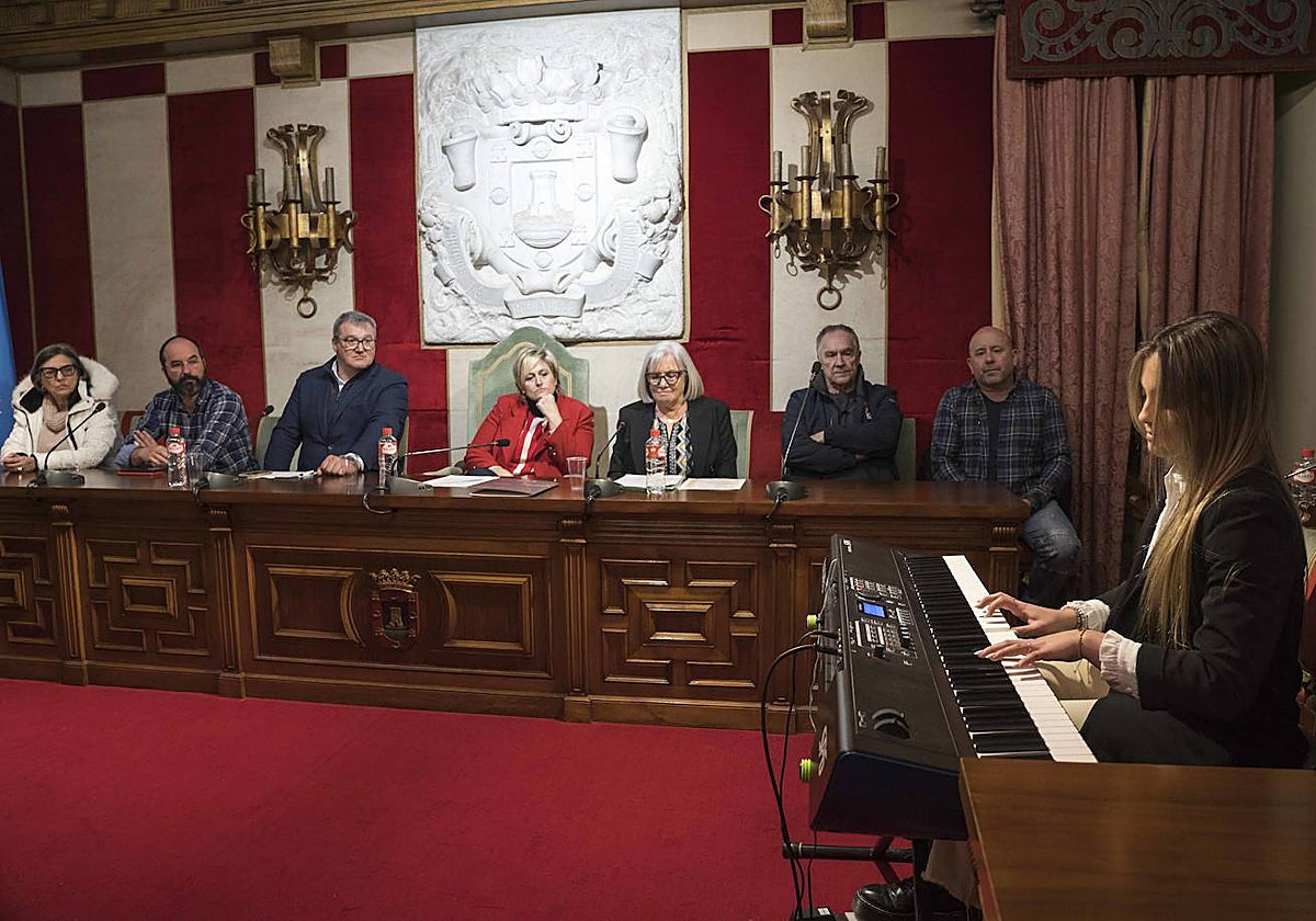 El acto de homenaje se llevó a cabo en el salón de plenos del Ayuntamiento de Camargo y contó con acompañamiento musical.