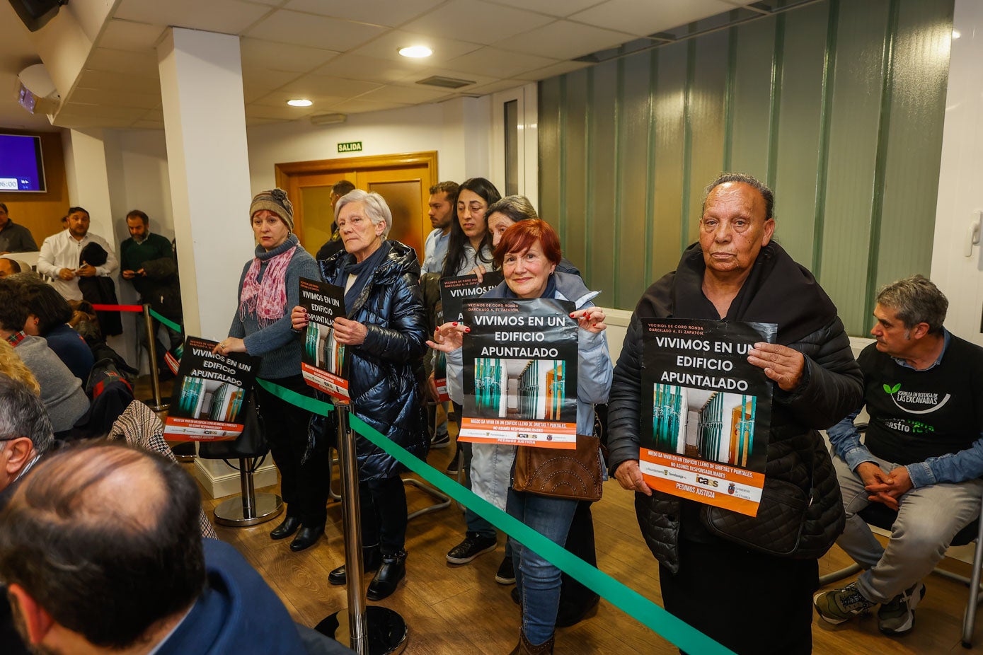 Vecinas del edificio apuntalado de la calle Coro Ronda Garcilaso estuvieron presentes durante toda la sesión, igual que los afectados por los desahucios y los empleados de Aspla.