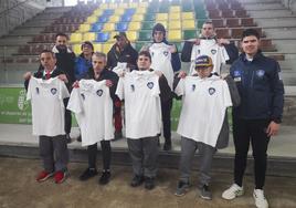 Los protagonistas de la escuela posan con camisetas de La Rasilla y las autoridades presentes.