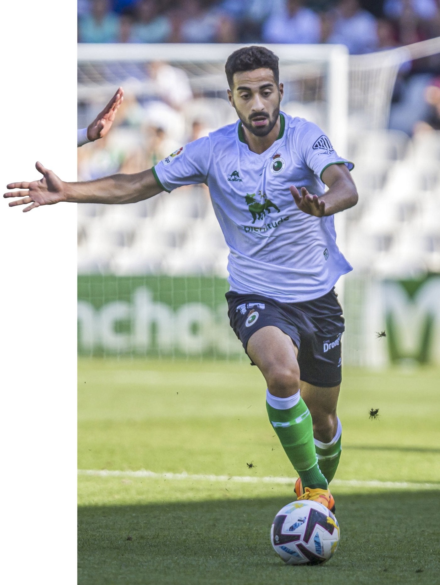 Rubén Alves conduce el balón en el partidoante el Villarreal B.