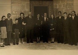 Boda de José Ruiloba y Florina Gutiérrez, las señoras con sus velos o mantillas, misal y rosario.