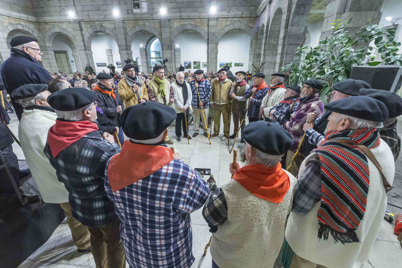 Los marceros del Coro Ronda Altamira también interpretaron el repertorio tradicional.