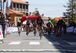 Prueba ciclista en Noja en una pasada edición.