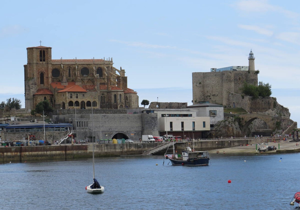 La iglesia de Santa María y su entorno es uno de los grandes atractivos de Castro Urdiales.