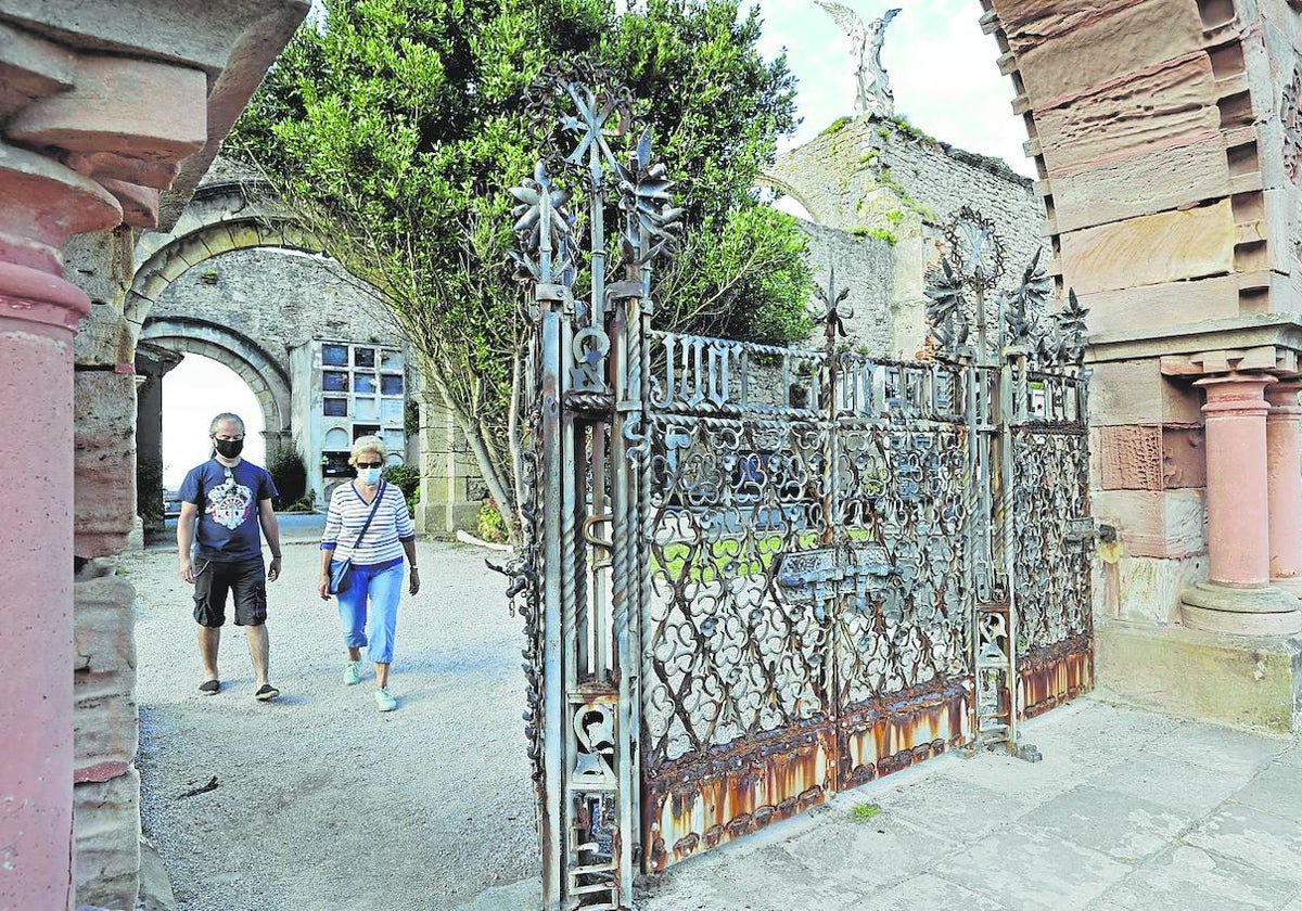 Estado que presentaba la verja del cementerio de Comillas en 2021, antes de ser retirada para su restauración en Llanes