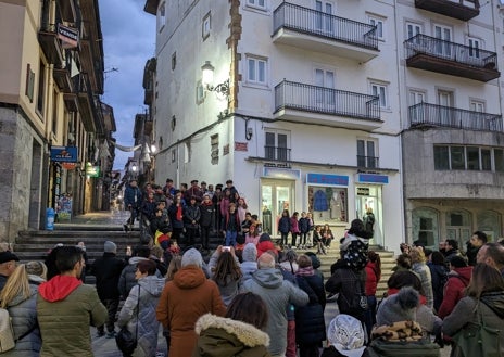 Imagen secundaria 1 - La tradición marcera se dejó sentir por todas la calles pejinas y culminó en el Ayuntamiento 