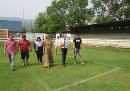 El campo de fútbol de Vallegón es una de las obras con sobrecoste y retraso de ejecución.