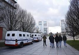 Aficionados del Racing en la Plaza Labastida.