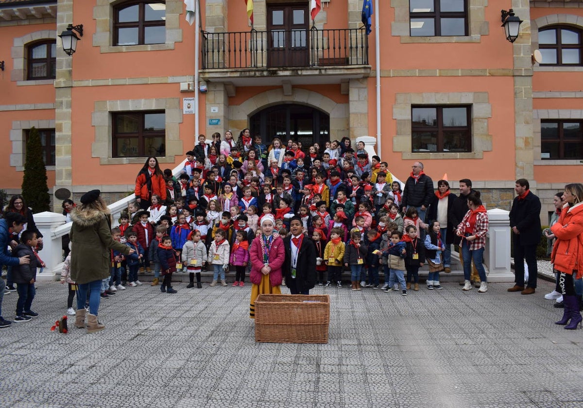 Alumnos del colegio El Mimbral participaron este jueves en esta tradicional celebración.