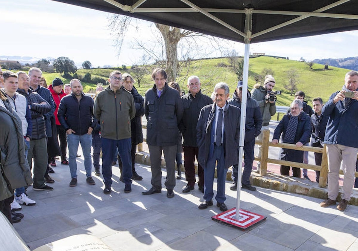 José Luis Gochicoa, el pasado viernes en Orejo, junto a Revilla durante su último acto público