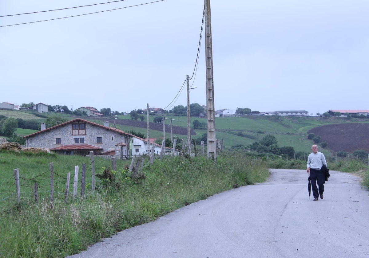 Carretera de acceso al pueblo de Santillán, al fondo de la imagen.