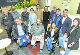 Asistentes a la reunión en la que se constituyó la Asocación esta semana. De pie, Jesús Gómez (Somarroza), Enrique Cacicedo (Dougall's), Pachi Aguilera, Irene Rodríguez (Hortanza), Pedro Giménez (Smach), Raquel González (Rock and Beer), Rubén Leivas (Siderit), Gabriel Quintanal (Viña Carmina), Antonio Merino (Pago Casa del Blanco) y Paloma Fernández. Sentados, Carlos Recio (C. Micaela), Guillermo Lucio (Camesia) e Isabel García (Orulisa).