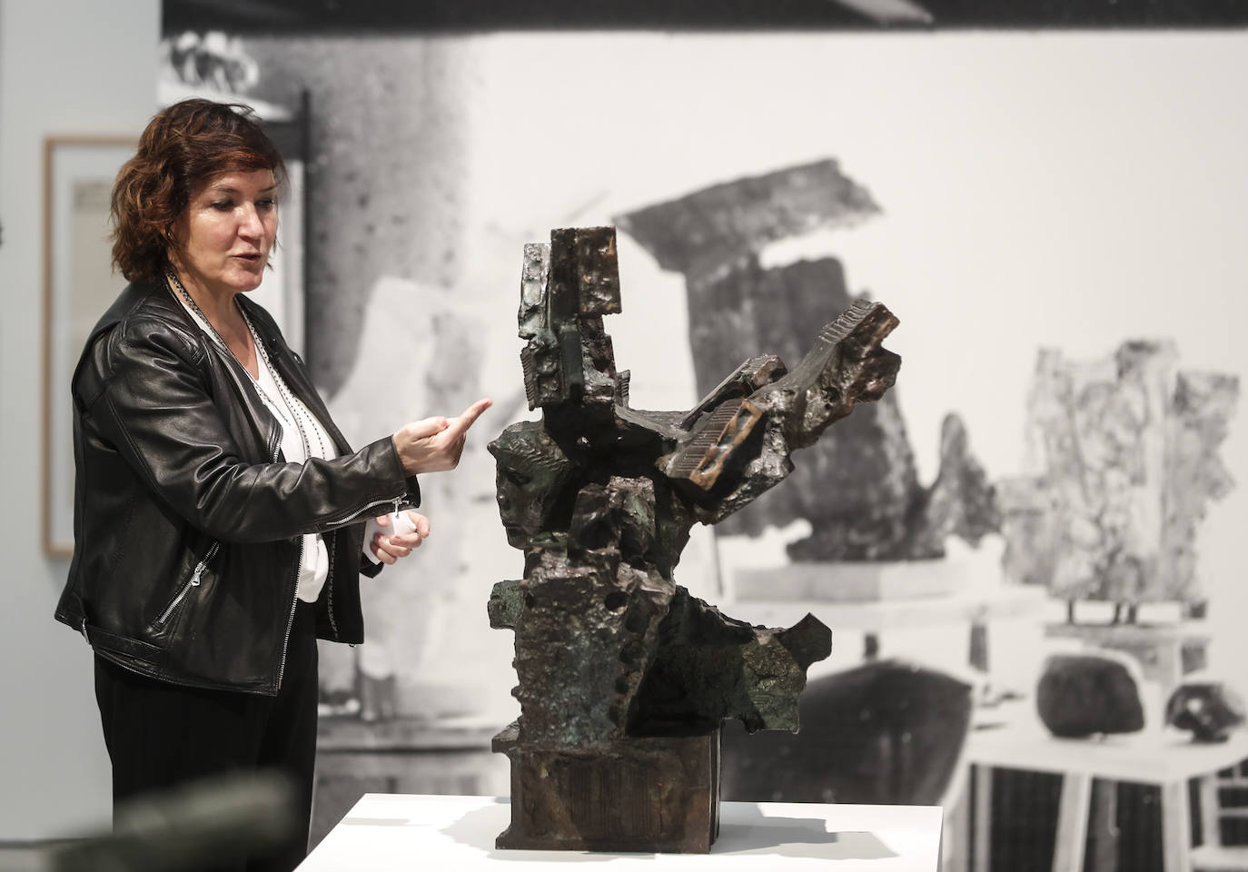 La comisaria de la exposición Lola Durán muestra una de las esculturas