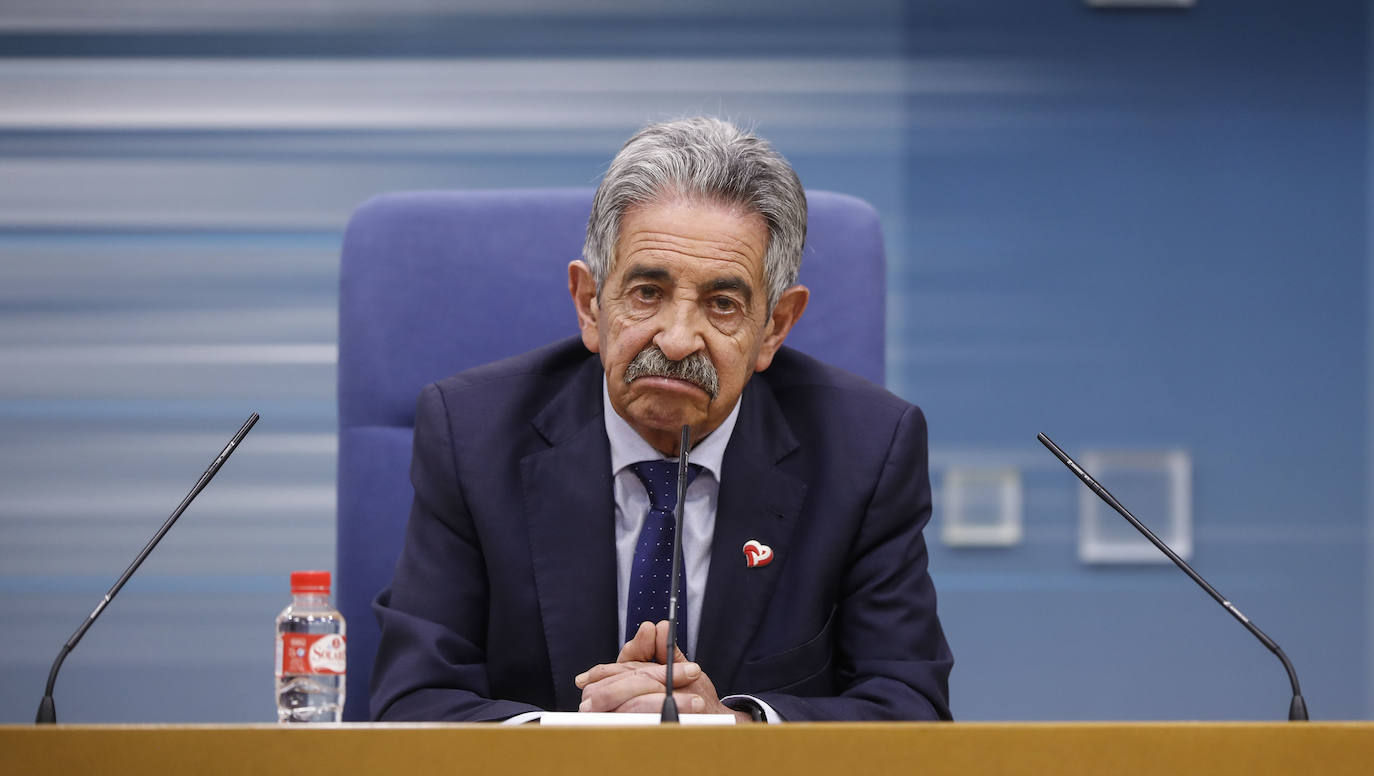 Revilla se ha enfrentado este viernes a una de las ruedas de prensa más complicadas de su vida política.