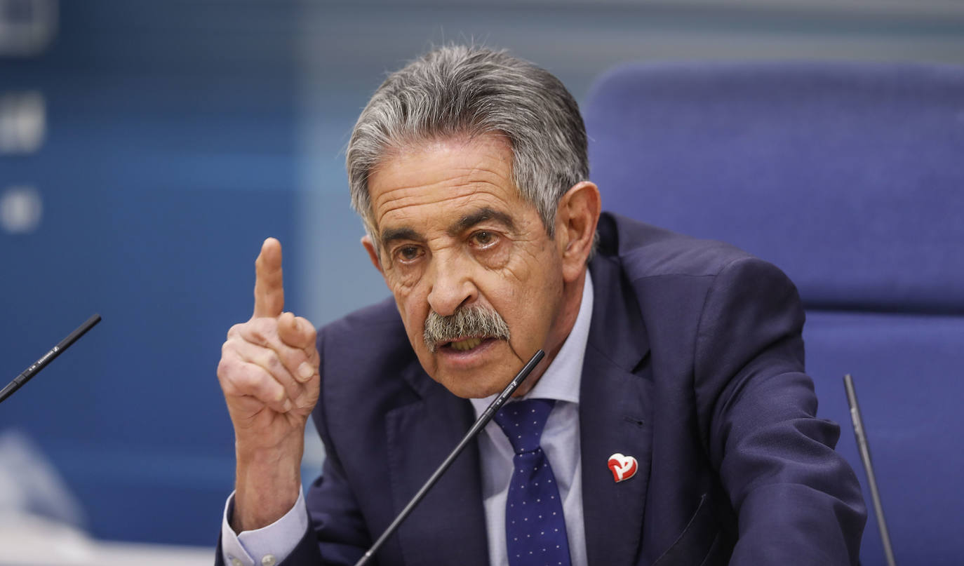 Revilla ha dicho que nombrará a un nuevo consejero en sustitución de Gochicoa y que no será otro de los consejeros actuales el que asuma sus competencias, pese a que solo faltan tres meses para las próximas elecciones.