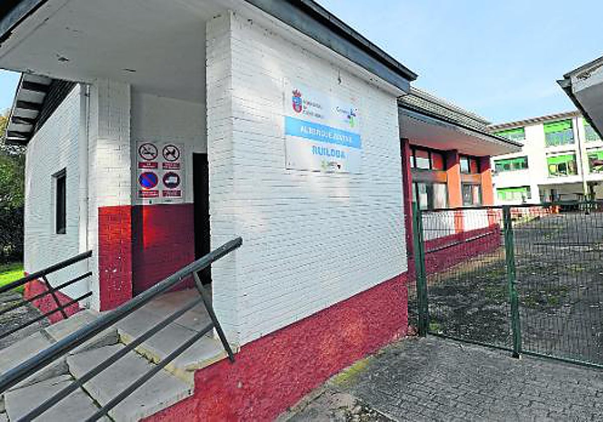 Las instalaciones del albergue de Ruiloba. Al lado se encuentra la piscina municipal.