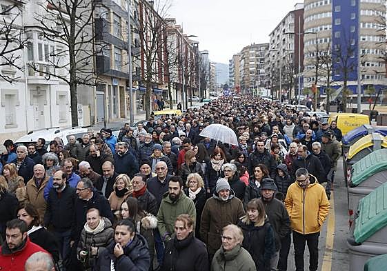 La manifestación pasa junto a la céntrica plaza de La Llama.