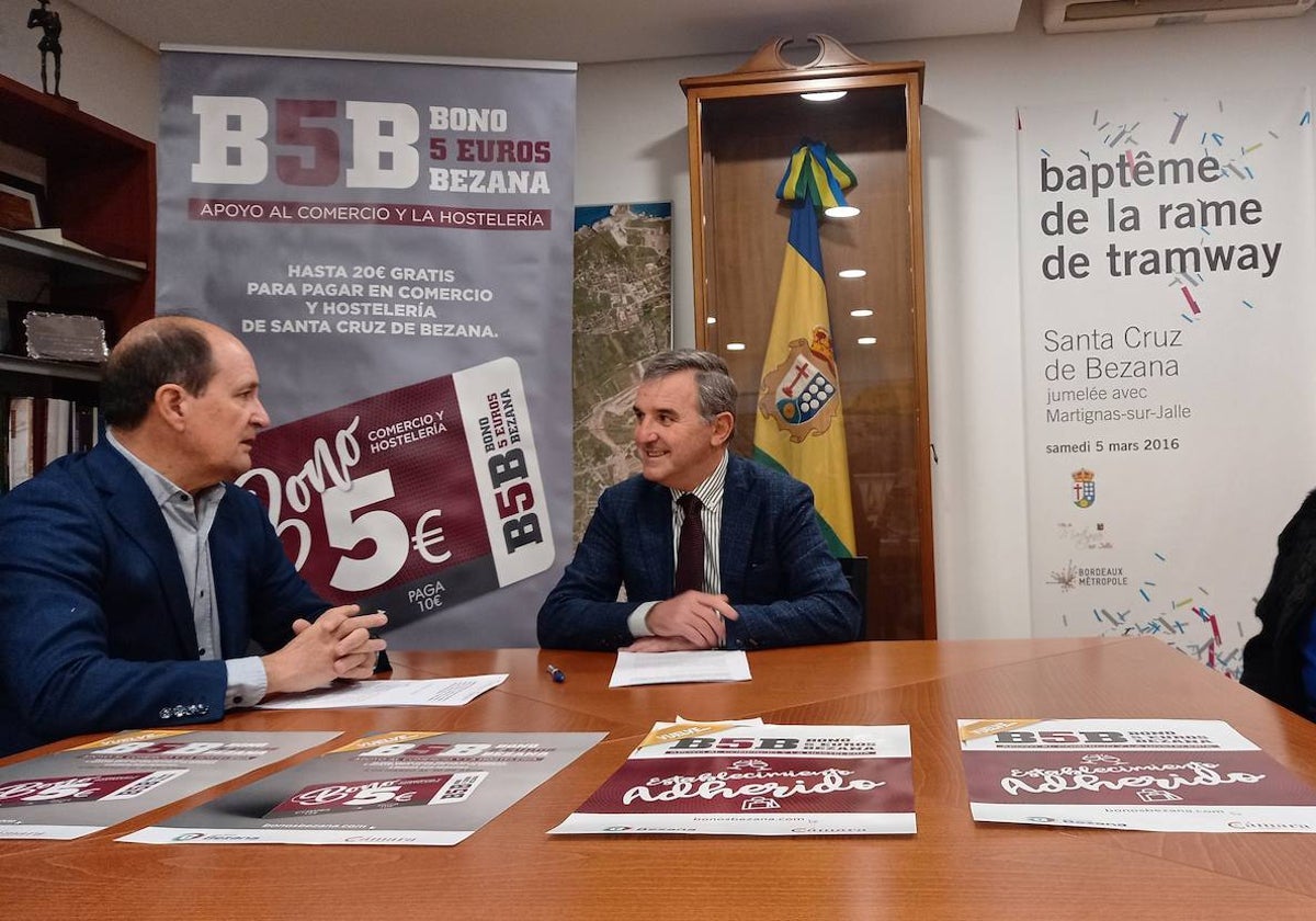 El alcalde, Alberto García Onandía, durante la firma del convenio con la Cámara de Comercio de Cantabria.