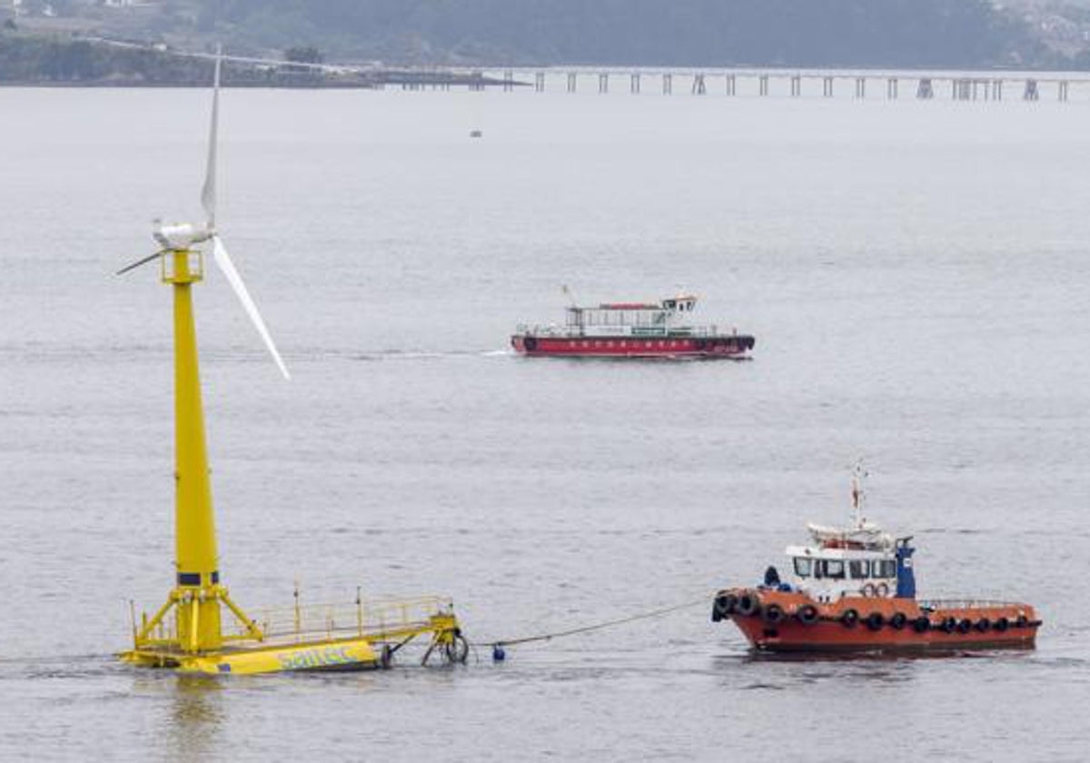 Un prototipo a escala de un futuro generador de energía eólica marina remolcado en el interior de la bahía de Santander